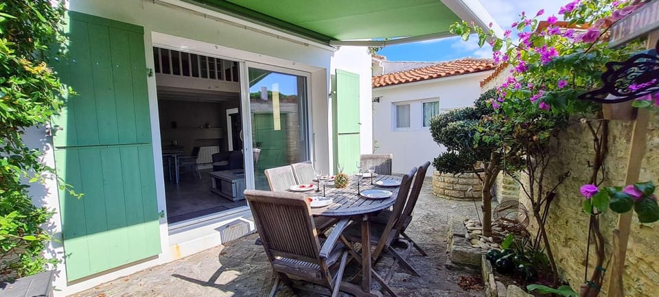 Property building, Patio, Balcony/Terrace, Dining area, Garden view