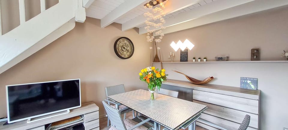 TV and multimedia, Living room, Seating area, Dining area
