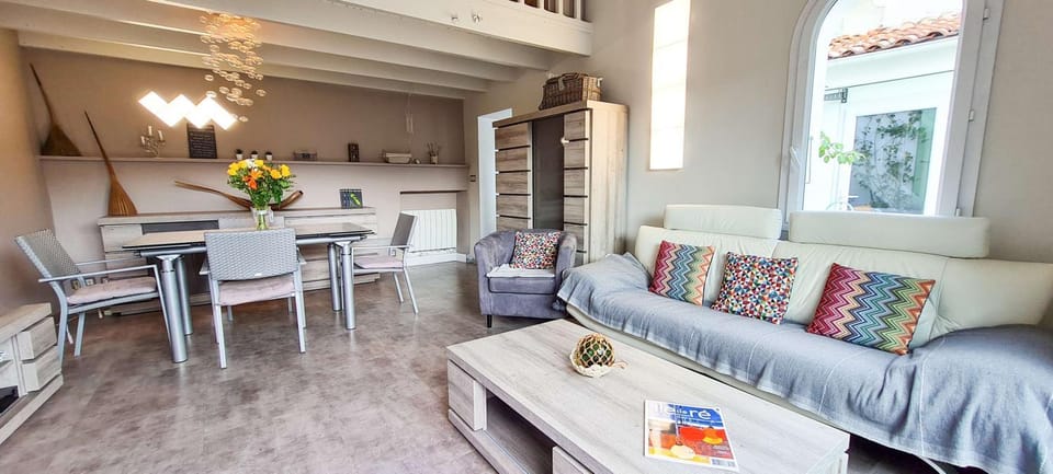 Living room, Seating area, Dining area