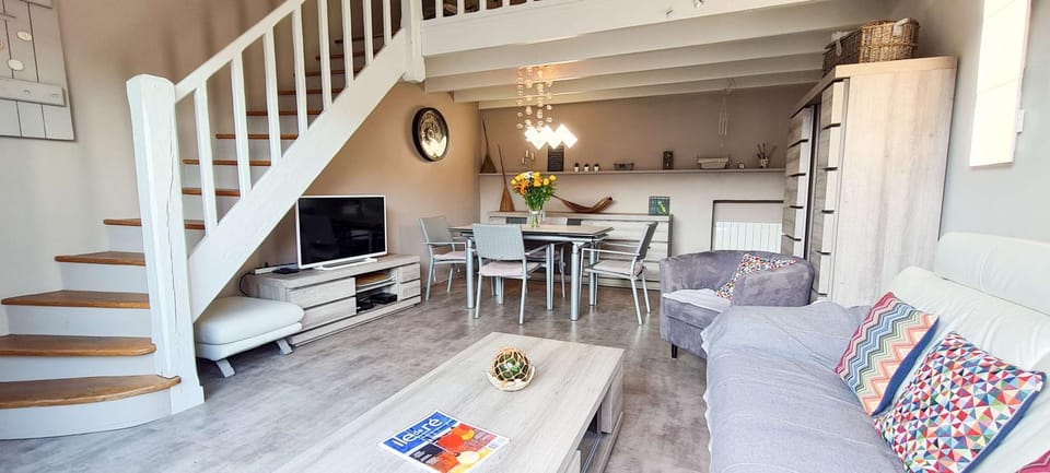 Communal lounge/ TV room, TV and multimedia, Living room, Seating area, Dining area