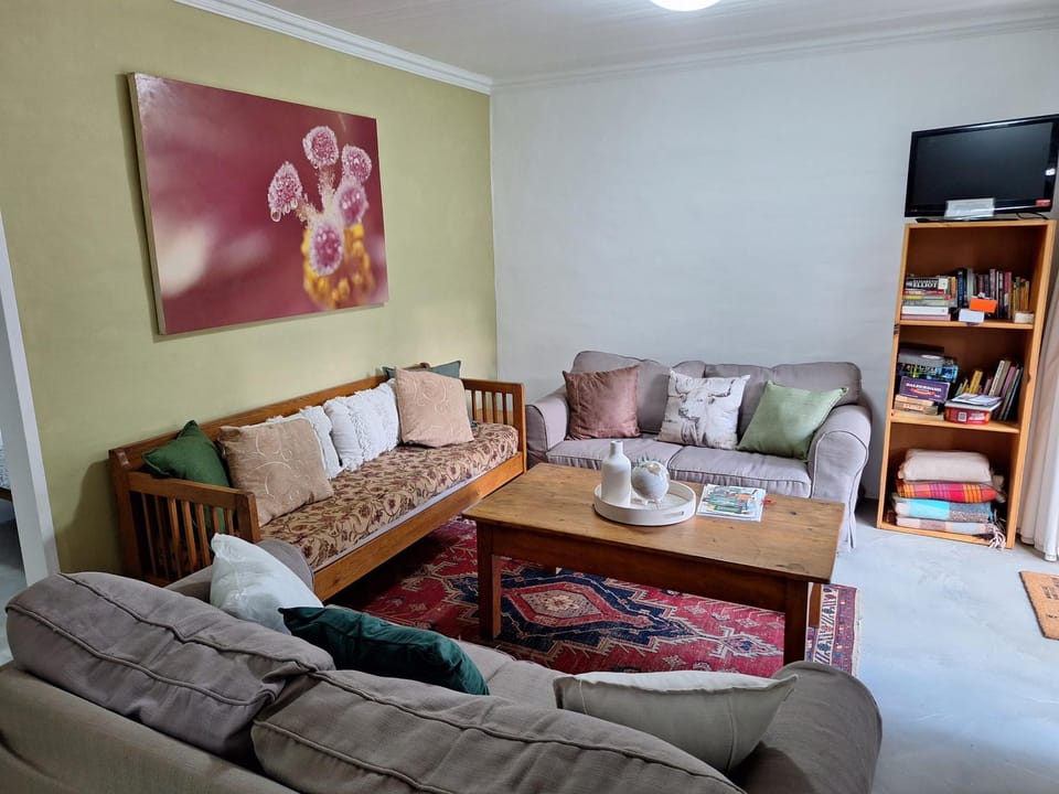 Library, TV and multimedia, Living room, Photo of the whole room, Seating area