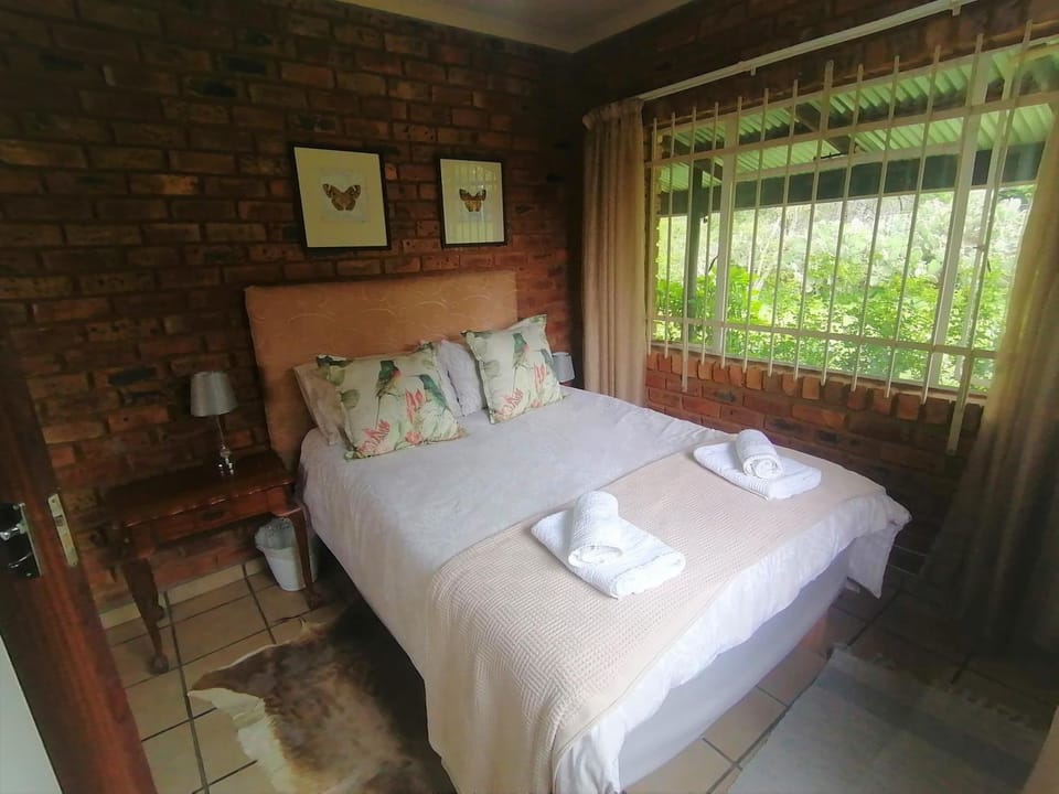 Photo of the whole room, Bedroom, towels