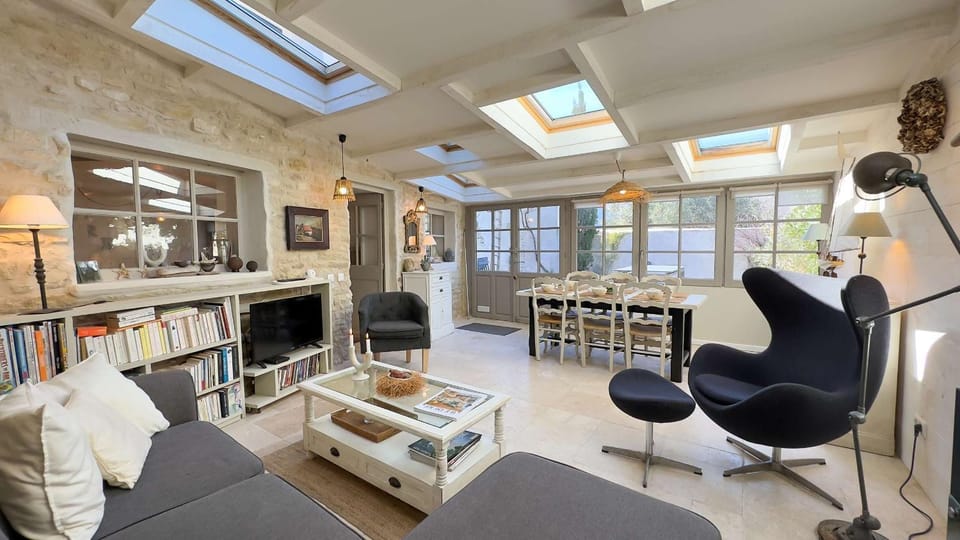 Communal lounge/ TV room, Library, TV and multimedia, Living room, Seating area, Dining area