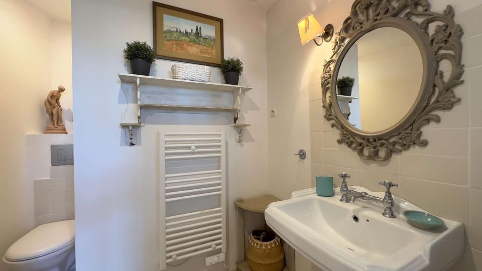 Toilet, Bathroom, towels