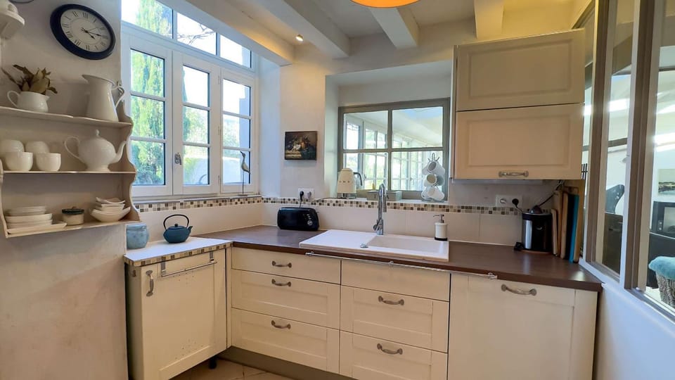 Coffee/tea facilities, Kitchen or kitchenette, dishwasher, stove, toaster