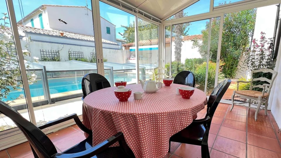 Patio, Dining area, Pool view, sunbed