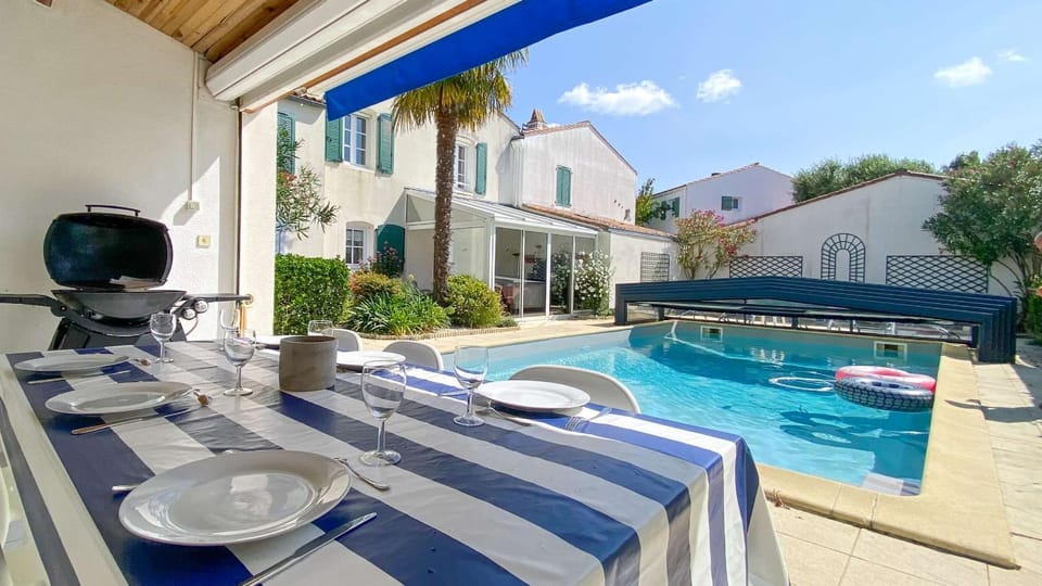 Patio, Dining area, Pool view, Swimming pool, sunbed