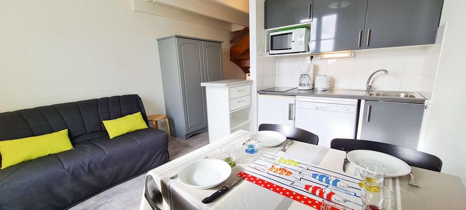Kitchen or kitchenette, Living room, Seating area, Dining area, minibar, stove