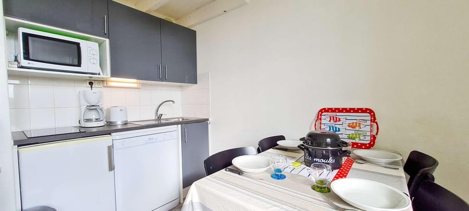 Coffee/tea facilities, Kitchen or kitchenette, stove, toaster