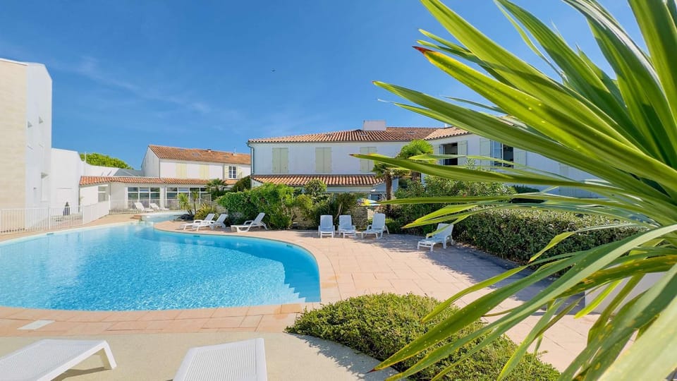 Property building, Swimming pool, sunbed