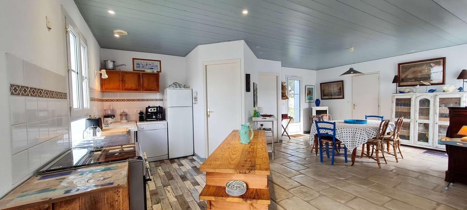 Kitchen or kitchenette, Living room, Seating area, Dining area, dishwasher, oven, toaster