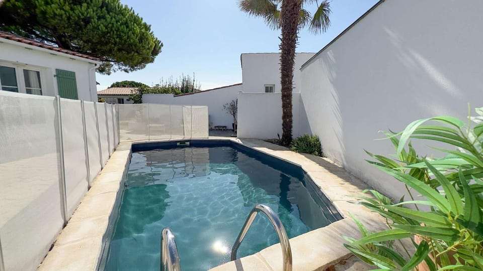 Pool view, Swimming pool, sunbed