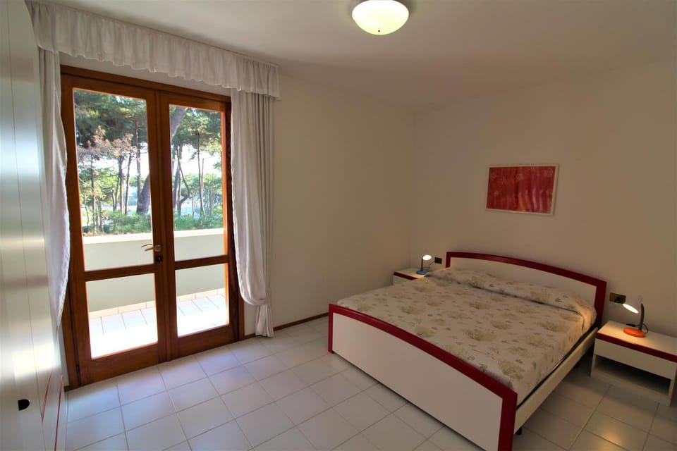 Photo of the whole room, Bedroom, Garden view