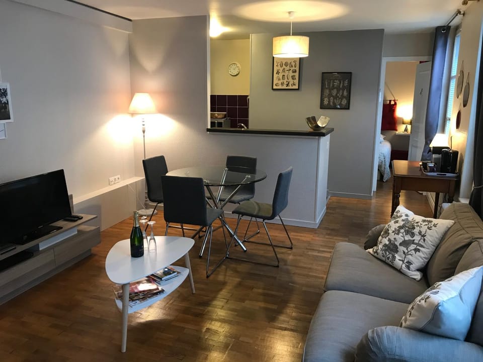 TV and multimedia, Living room, Decorative detail, Dining area