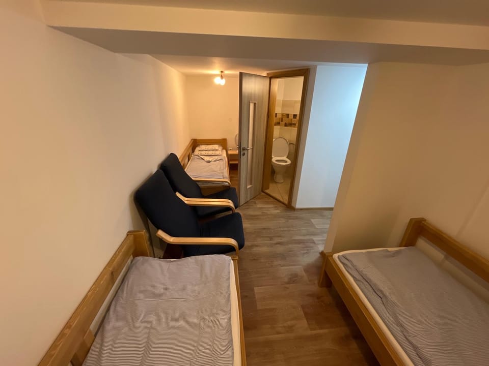 Bed, Photo of the whole room, Seating area, Bedroom