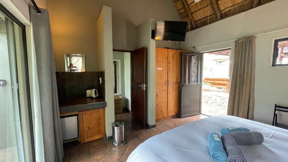 Bathroom, TV and multimedia, Coffee/tea facilities, Bedroom, fireplace, furniture, heating, towels, air conditioner