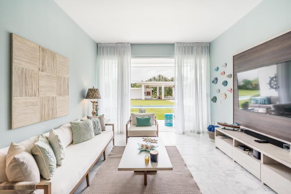 Communal lounge/ TV room, TV and multimedia, Living room, Swimming pool