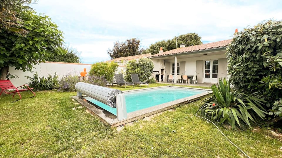Property building, Garden, Garden view, Pool view, Swimming pool, sunbed
