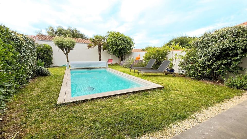 Garden, Garden view, Pool view, Swimming pool, sunbed