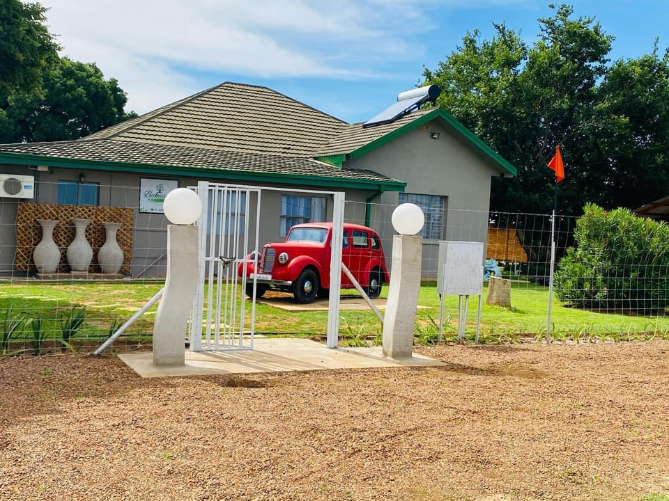 Property building, Facade/entrance, Garden