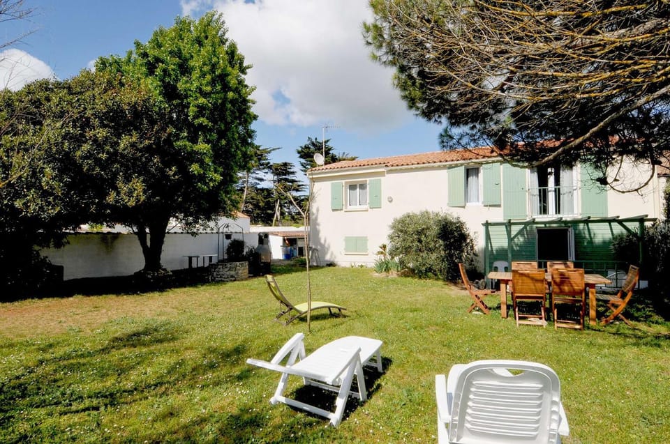 Property building, Garden, Garden view, sunbed