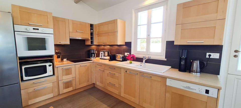 Coffee/tea facilities, Kitchen or kitchenette, dishwasher, oven, stove