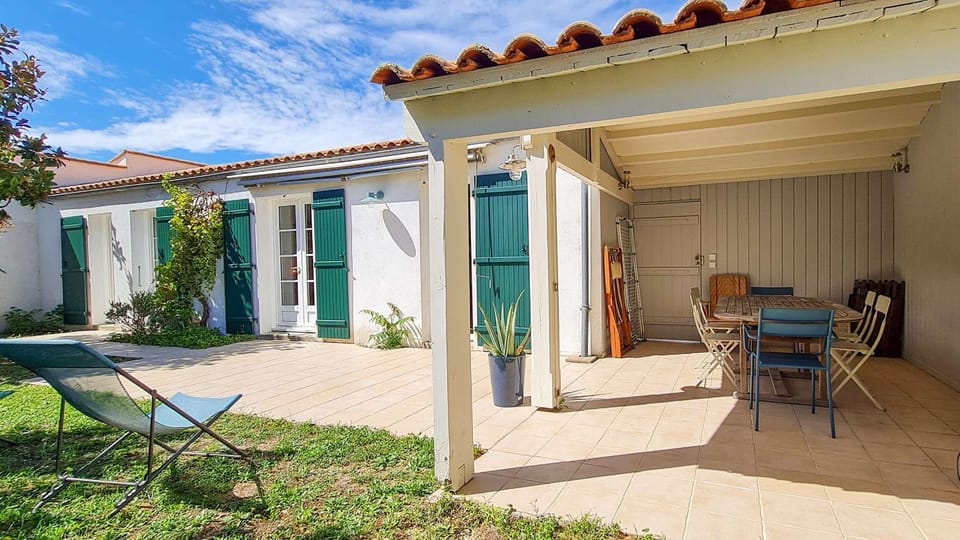 Patio, Garden, Dining area, Garden view, sunbed
