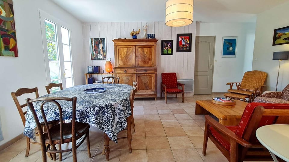 Living room, Seating area, Dining area