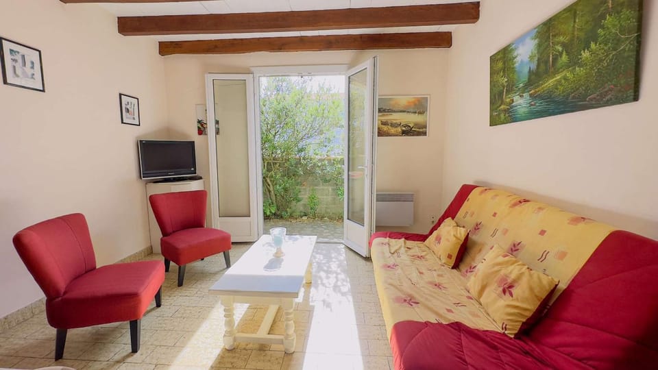 Communal lounge/ TV room, TV and multimedia, Living room, Seating area