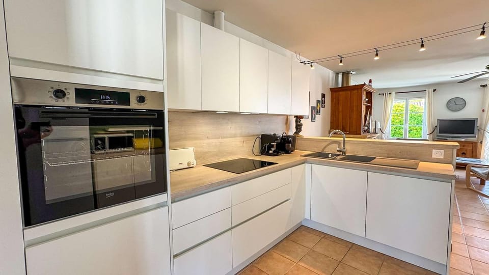 Kitchen or kitchenette, dishwasher, oven, stove, toaster