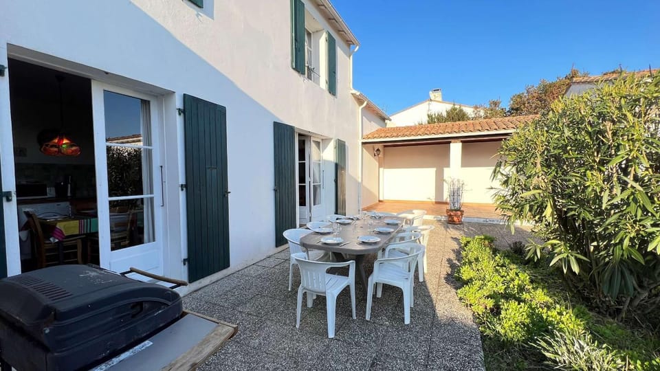 Property building, Patio, Garden, Balcony/Terrace, Dining area, Garden view