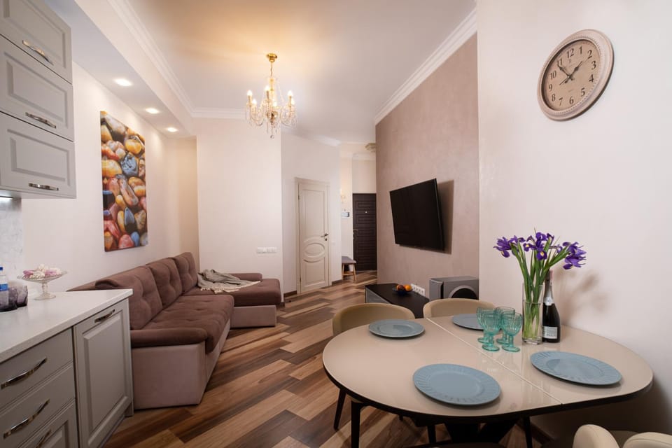 TV and multimedia, Living room, Seating area, Dining area