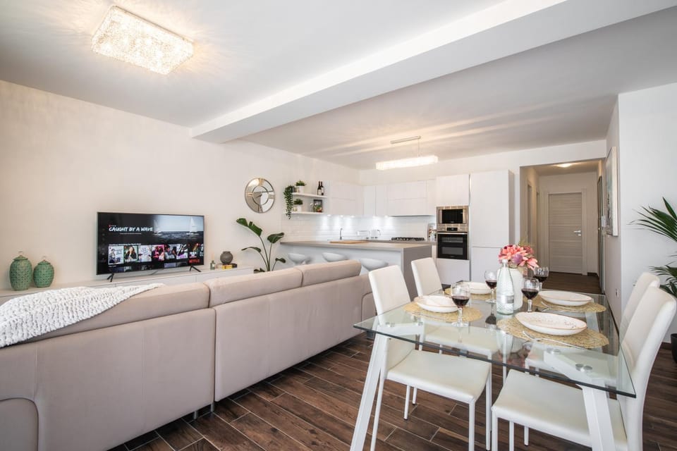 Communal lounge/ TV room, TV and multimedia, Living room, Seating area, Dining area