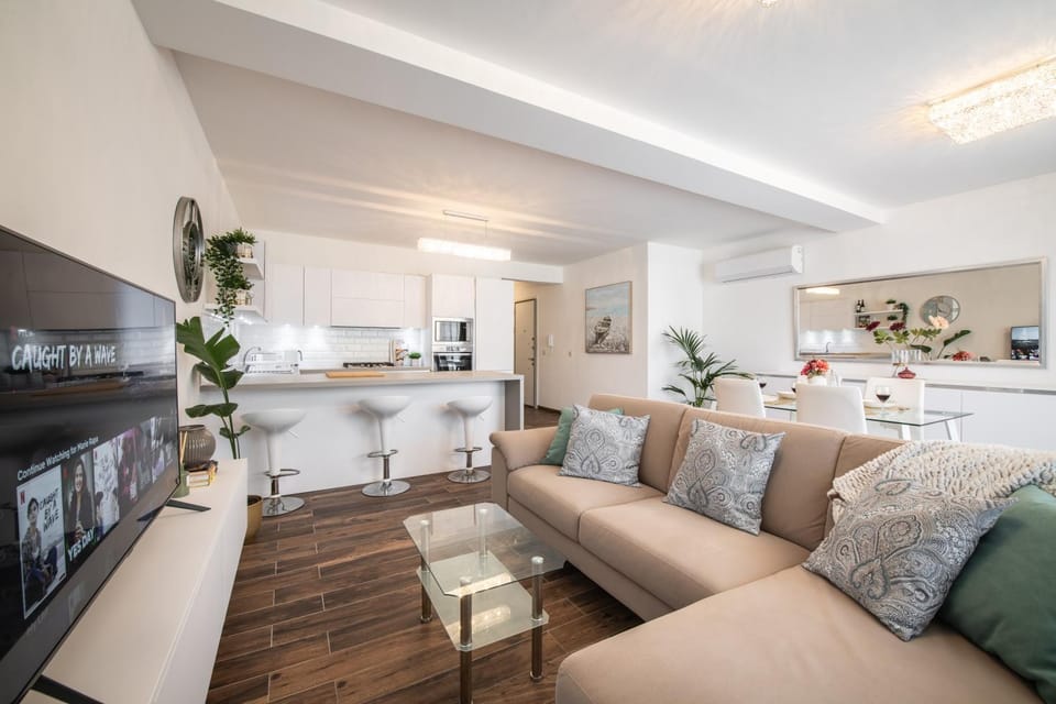 Kitchen or kitchenette, Living room, Decorative detail, Dining area