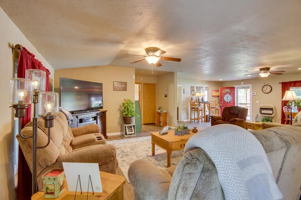 Cozy Lake Eufaula Hideaway with Fire Pit and Hot Tub! House in Eufaula