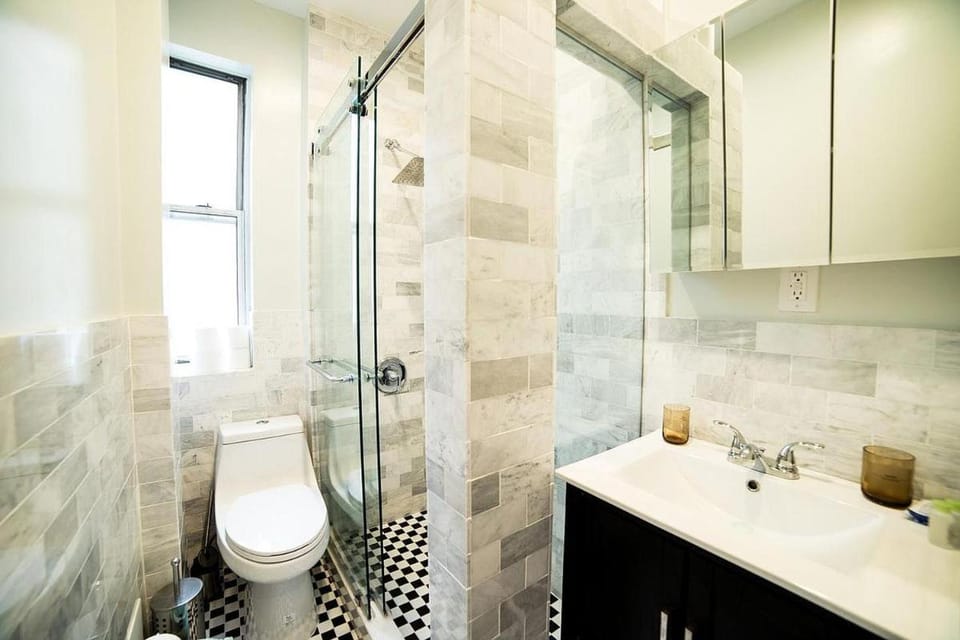 NEWLY RENOVATED HEART OF LOWER EAST SIDE 2BR 1BA, 5 MIN WALK TO SOHO, 1 BLOCK TO WHOLE FOODS, WASHER DRYER! Apartment in East Village