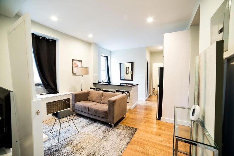 NEWLY RENOVATED HEART OF LOWER EAST SIDE 2BR 1BA, 5 MIN WALK TO SOHO, 1 BLOCK TO WHOLE FOODS, WASHER DRYER! Apartment in East Village