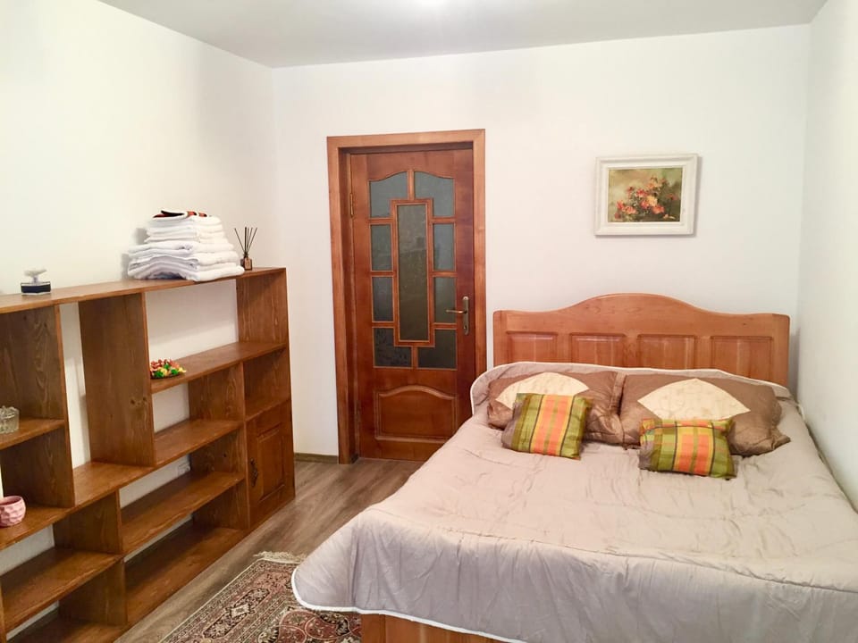 Bed, Day, Winter, Photo of the whole room, Decorative detail, Bedroom, On site