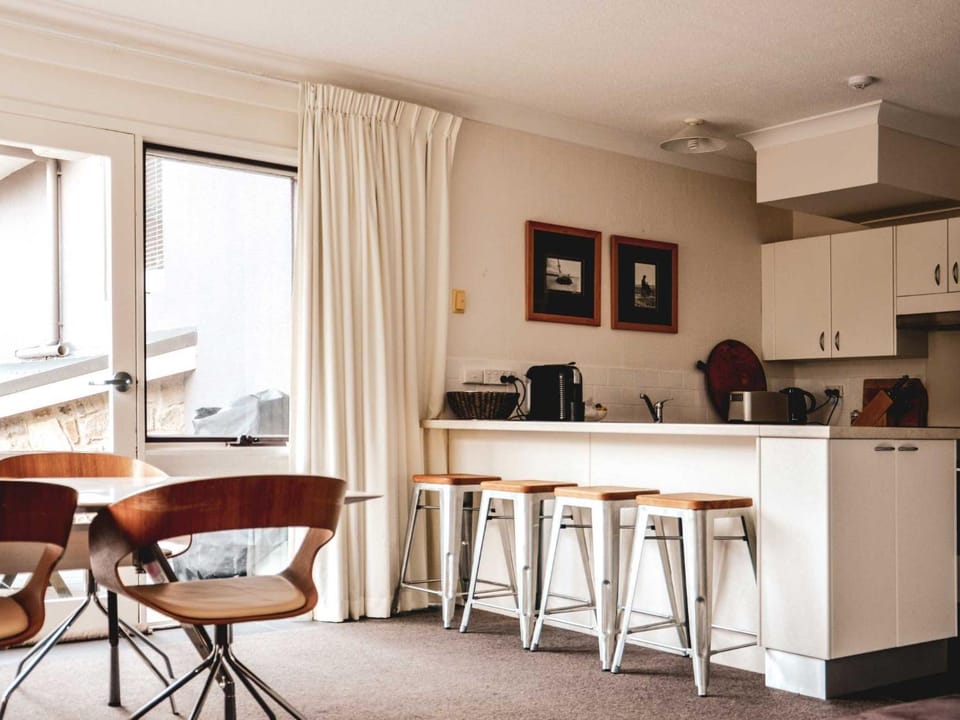 Kitchen or kitchenette, Seating area