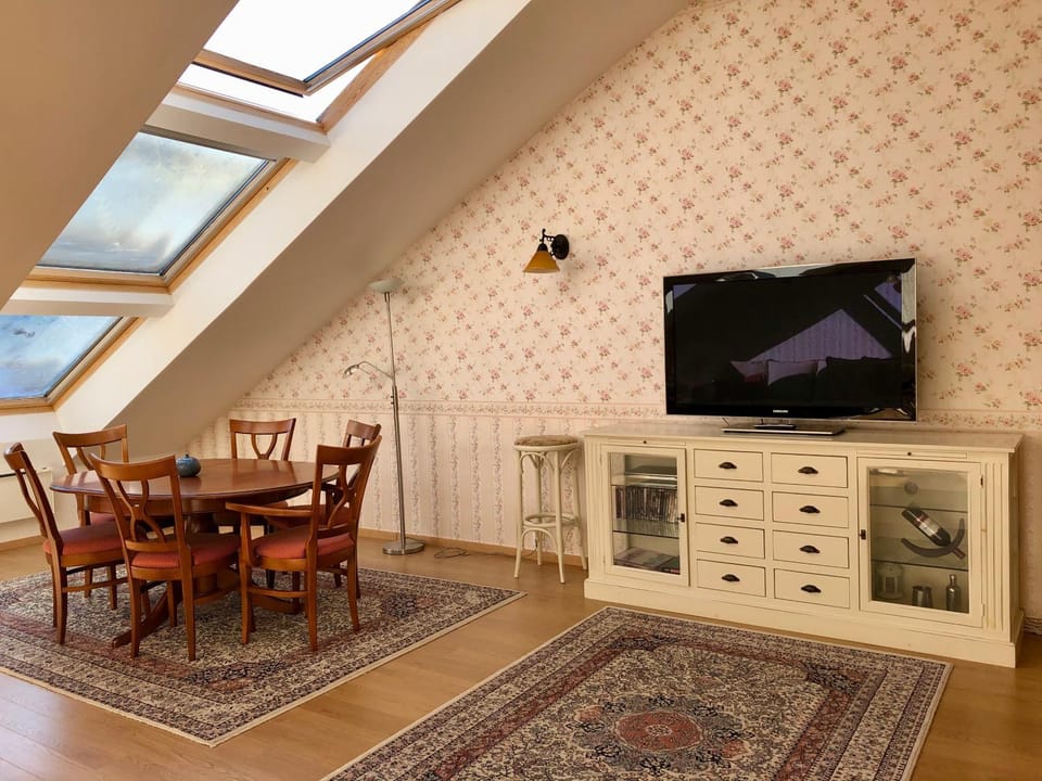 Communal lounge/ TV room, Living room, Seating area, Dining area