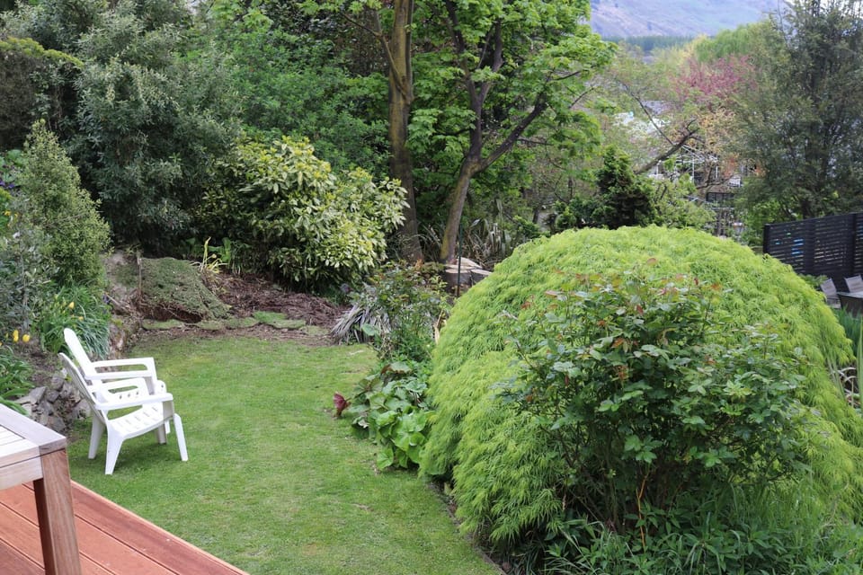 Central Wanaka Oasis, Tiny Home, Mountain Views & Spring Water Chalet in Wanaka