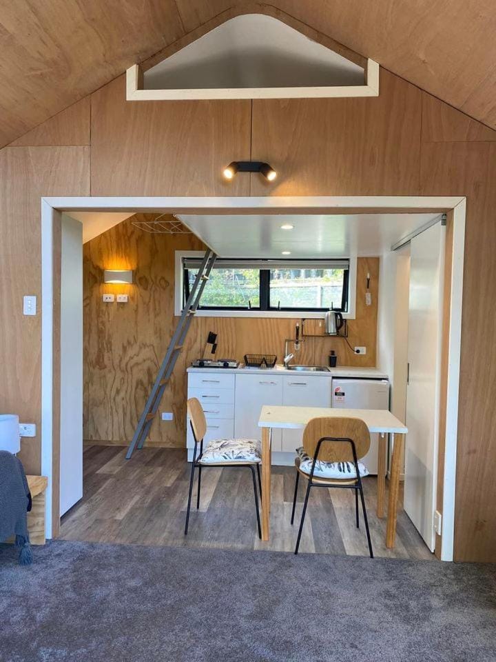 Central Wanaka Oasis, Tiny Home, Mountain Views & Spring Water Chalet in Wanaka
