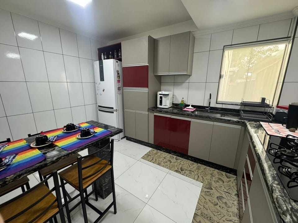 Coffee/tea facilities, Kitchen or kitchenette, Dining area, oven, stove