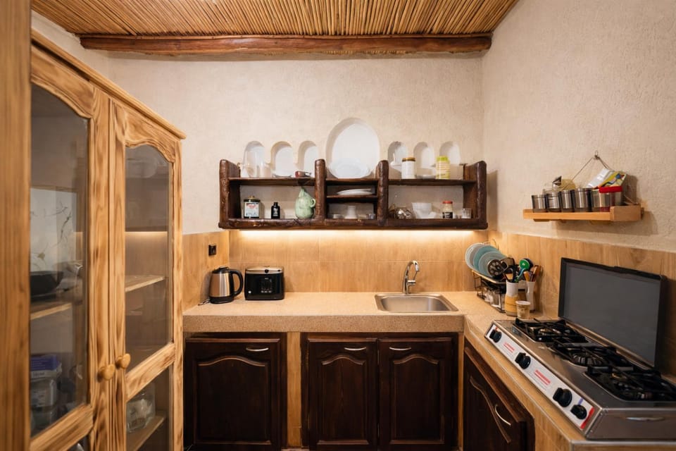 Coffee/tea facilities, Kitchen or kitchenette, stove, toaster