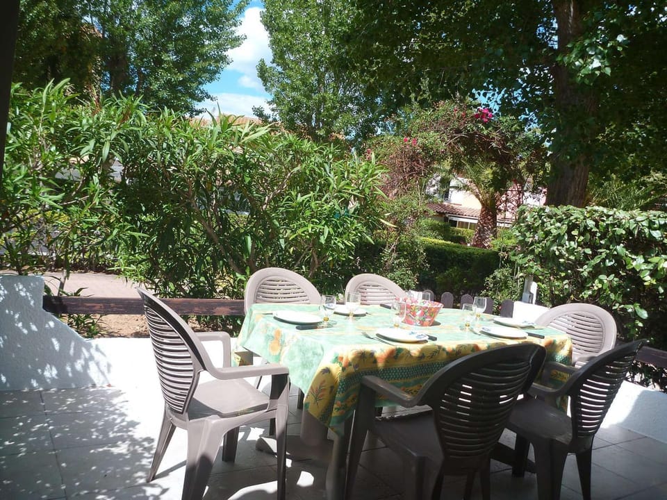 Maison spacieuse avec piscine, tennis et terrasse, parking privé à Marseillan - FR-1-387-163 Villa in Marseillan