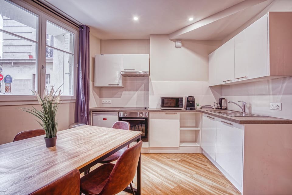 Kitchen or kitchenette, Dining area