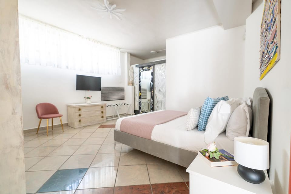 Bed, TV and multimedia, Photo of the whole room, Evening entertainment, Bedroom