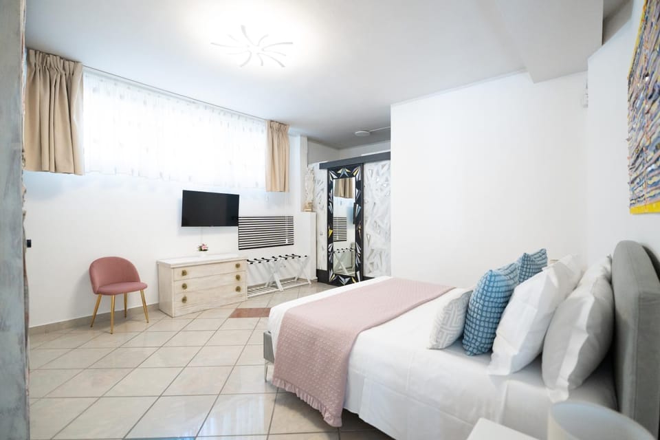 Bed, TV and multimedia, Photo of the whole room, Evening entertainment, Bedroom