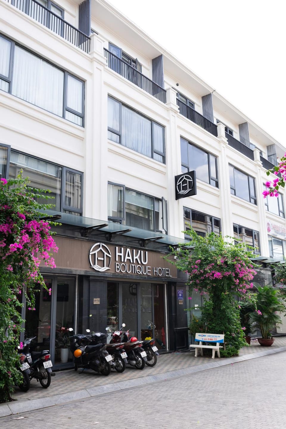 Property building, Day, Neighbourhood, Street view, Location, Parking