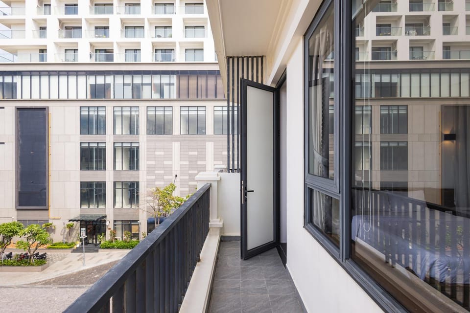 Property building, View (from property/room), Balcony/Terrace, Bedroom